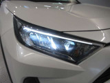 LEDヘッドライトです。デザイン性がよくとても明るいので、夜間の走行や悪天候でも安心です。しかも長寿命!