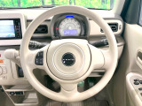 インテリアに合わせたデザインのステアリングは、運転される方のことも考え、運転しやすい形状、大きさです。是非一度、実際に触ってお確かめください。