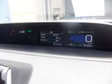 シンプルで見やすいデザインのメーターパネルです。車の情報が表示される大事な場所だからこそ見やすさが大切ですね。