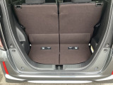 後席を倒さなくても、ゆとりある荷室。