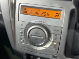 【オートエアコン】一度お好みの温度に設定すれば、車内の温度を検知し風量や温度を自動で調整。暑い&hellip;寒い&hellip;と何度もスイッチ操作をする必要はありません。快適な車内空間には必須の機能ですね♪