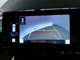 バックガイドモニター付き。車両後方の映像をナビ画面に表示し、駐車などの後退操作をサポートします。