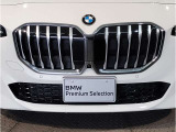 【BMWの伝統】BMWの特徴的な&ldquo;キドニーグリル&rdquo;は、80年以上続く伝統の形でございます。変わらないこだわりのデザインが、プレミアムブランド&ldquo;BMW&rdquo;を創り出します。