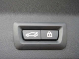 電動リアゲート装備です。バンパー下でのキックスイッチも装備されております。