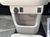 【アクセサリーソケット(電源ソケット)】電源からケーブルをつなげば、スマートフォンなどの電子機器の充電などを行うことができます!ゲーム機器や、カメラの充電にも便利ですね。