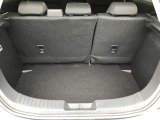 トランクルーム!後ろのシートは片方ずつ倒せます。乗る人や積む荷物に応じてアレンジが可能ですので多彩に使えてとても便利です。