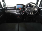 ◆視界広々で非常に運転しやすくロングドライブでも疲れを感じさせないすっきりとまとまったインパネ周りです。