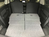 トランクルーム!リアシートは片方ずつ倒せます。乗車員数や積む荷物に応じてアレンジが可能ですので多彩に使えてとても便利です。