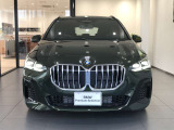 【BMWの伝統-1】BMWの特徴的な&ldquo;キドニーグリル&rdquo;は、80年以上続く伝統の形でございます。変わらないこだわりのデザインが、プレミアムブランド&ldquo;BMW&rdquo;を創り出します。