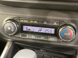 【オートエアコン】一度お好みの温度に設定すれば、車内の温度を検知し風量や温度を自動で調整。暑い&hellip;寒い&hellip;と何度もスイッチ操作をする必要はありません。快適な車内空間には必須の機能ですね♪
