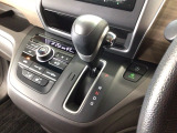 オートマチックシフトレバーは、手になじみ操作しやすい形状で安全運転にもつながります♪