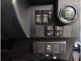 お車のキーはスマートキーです。キーを身につけた状態で車に近づき、ドアロックの解錠や施錠操作が出来ます。雨の日など両手がふさがっている時など、とっても便利ですね。