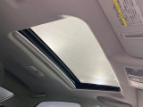 【サンルーフ】開放感たっぷりの希少装備、サンルーフが装着されています!車内に明かりを取り入れたり景色を楽しむ以外にも、車内の空気も簡単に換気できて快適です!