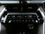 左右独立温度コントロールオートエアコンです。運転席、助手席それぞれで独立して温度設定ができます。冷え性の方が乗っても安心ですね♪