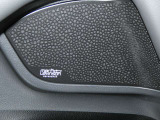 【マークレビンソン】高級オーディオブランドである『Mark Levinson』のスピーカーを搭載しております。レクサスの静粛性に合わせチューニングを施すことで、臨場感のある音質を実現しております。