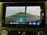 リバースギアに入れるだけで後方の表示へ切り替わります。夜間や雨の日の駐車も楽になりますよ。