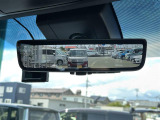 【デジタルインナーミラー(トヨタ)】車両後方カメラの映像をルームミラーに映すことが出来ます。 そのため、後席に人や荷物があって後方が見えづらい場合でもしっかり視界を確保することが出来ます。