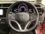 ハンドルにHondaセンシング系のクルーズコントロールやレーンキープアシストなどのスイッチと、オーディオの操作スイッチが装備されています。ハンドルから手を離さず安全に操作できます。