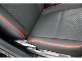 乗り降りする機会が多く傷みやすい運転席シートのサイド・座面のアップ写真、ご検討の際の参考にしてください