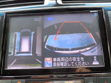 クルマを真上から見下ろしているかのような映像によって、車庫入れや縦列駐車などの駐車時に、自車と駐車位置の関係をひと目で確認でき、スムースな駐車をサポートします。