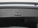 オートマチックテールゲートが付いているのでスイッチ一つで開閉が楽にできます。