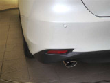 コーナーセンサーを車の前後に装備。障害物までの距離に応じて警告音を変えてお知らせ。縦列駐車時や駐車場・車庫などでの取り回しをサポートします