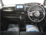 運転にかかわる様々な操作を安全に行えるように視点移動が少なく、操作性に配慮されたスイッチ類が凝縮されたコクピットです。