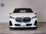 【BMWの伝統-1】BMWの特徴的な&ldquo;キドニーグリル&rdquo;は、80年以上続く伝統の形でございます。変わらないこだわりのデザインが、プレミアムブランド&ldquo;BMW&rdquo;を創り出します。