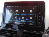 ナビゲーション+AV 2画面表示(デュアルウィンドウ)、地デジTV、FM/AM、Bluetooth Audio、microSDカード(音楽/動画ファイル再生)、ハンズフリーフォン、スマホでの地図更新が可能な高性能大型ナビです。
