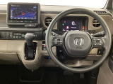 【ハンドル】運転にかかわる様々な操作を安全に行えるように視点移動が少なく操作性に配慮されたスイッチ類が凝縮されたコックピットです。