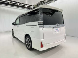 広々とした車内空間に優れた燃費性能。更にデザインも上質で人気のお車です!
