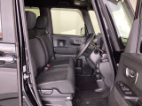 フロントシートはベンチシートです。ベンチシ―トは運転席と助手席の移動もスムーズ。狭い駐車場での乗り降りに便利です。