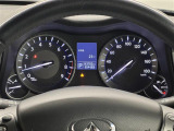 【メーターまわり】ドライバーから見やすい位置にあって安全運転に寄与します。メーターも見やすくてシンプルなデザインになっております。