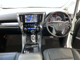 運転席周りのレイアウトをご覧ください。ナビゲーションが綺麗に装着されすっきり収まってますね!