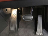 【ペダル】BMWはオルガン式アクセルペダルを採用しています。踏み込む足とペダルが同じ軌跡を描くため、かかとがずれにくく、アクセルコントロールがよりしやすくなるメリットがあります。