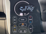 【オートエアコン】一度お好みの温度に設定すれば、車内の温度を検知し風量や温度を自動で調整。暑い&hellip;寒い&hellip;と何度もスイッチ操作をする必要はありません。快適な車内空間には必須の機能ですね♪