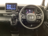 【ハンドル】運転にかかわる様々な操作を安全に行えるように視点移動が少なく操作性に配慮されたスイッチ類が凝縮されたコックピットです。