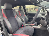 【専用スポーツシート】ホールド性に優れ、カーブ時の体が流れを抑制してくれます。また、体にフィットするから腰や背中が疲れにくく、ロングドライブや高速走行でも快適にお過ごしいただけます♪
