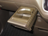 運転席と助手席の間にはドリンクホルダーがあります。取りやすい位置にありますからドライブも楽しくなりますね!