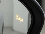 隣車線を走る車両をレーダーで検知し、ドアミラーでは確認しにくい後側方エリアに存在する車両に加え、急接近してくる車両も検知します。車両を検知するとドアミラーに搭載されたLEDインジケーターが点灯します。