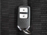 ◆スマートキー◆カギをバッグやポケットに入れたままでもドアロックの開閉ができる『スマートキー』付き!雨天や暗くなってもカギを取り出す必要がなくドアの開錠&エンジンも始動できます