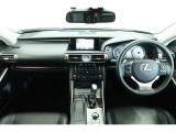 【まるまるクリーニング】内装工程では、中古車を気持ちよくお乗りいただけるよう清掃しております。シートの洗浄はもちろん、ニオイの元となるフロアカーペットまで洗浄・消臭を実施。
