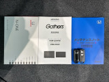 スマートキーは鍵をバッグに入れたままでもドアロックの開閉やエンジンのON・OFFができます。夜間や雨の日も鍵を探さなくて良いので便利です。