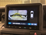 リバースギアに入れるだけで後方の表示へ切り替わります。夜間や雨の日の駐車も楽になりますよ。