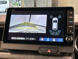 リバースギアに入れるだけで後方の表示へ切り替わります。夜間や雨の日の駐車も楽になりますよ。