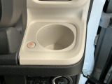 【ホッとカップホルダー】ホットドリンクをちょうどいい温度でキープしてくれる保温機能付きのカップホルダーです。冬の寒い日でも快適なドライブを♪