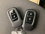 【キーレス】平日の買い物も休日のレジャーも、これ一つで驚くほど身軽に。バッグに忍ばせておくだけで、いつでもスムーズに愛車へアクセスできる、現代のドライブに欠かせない相棒です。