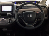 【ハンドル】運転にかかわる様々な操作を安全に行えるように視点移動が少なく操作性に配慮されたスイッチ類が凝縮されたコックピットです。
