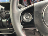 ステアリングにオーディオ操作スイッチが付いています。オーディオ画面に直接タッチしなくても操作が出来ますので、運転に集中できます。