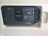 ETC付。高速道路の料金所はキャッシュレスで通過です。サービスエリア等にあるスマートインターの出入口も利用可能でとっても便利。ご納車後すぐにお使い頂けるようセットアップしてのお渡しとなります。
